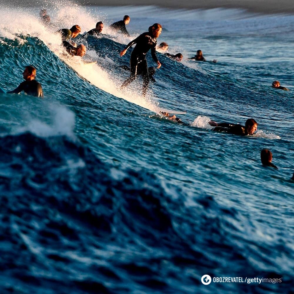 5 августа серферы наслаждались волнами на пляже Марубра в Сиднее, Австралия.