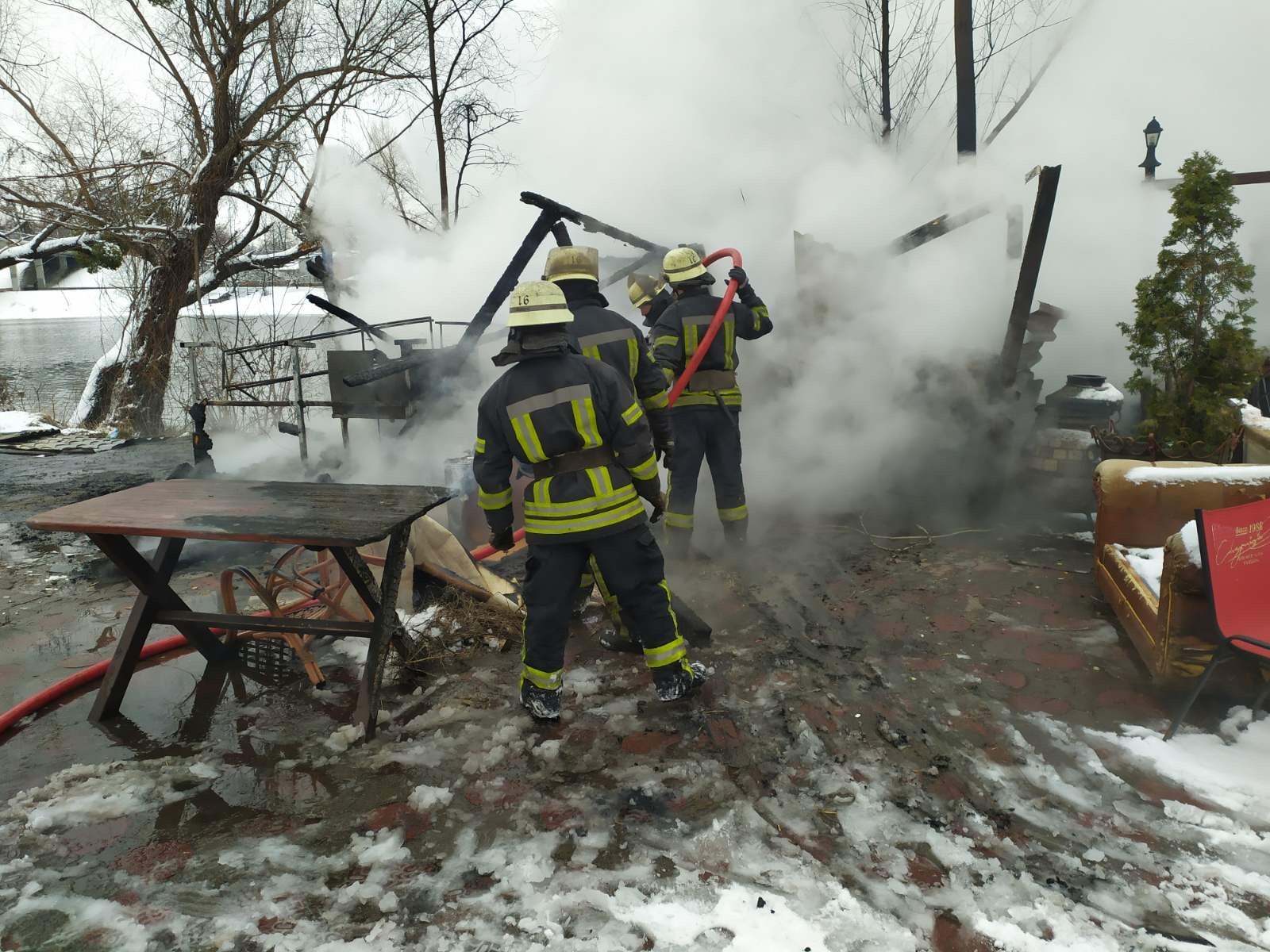 Спасатели оперативно потушили пожар.