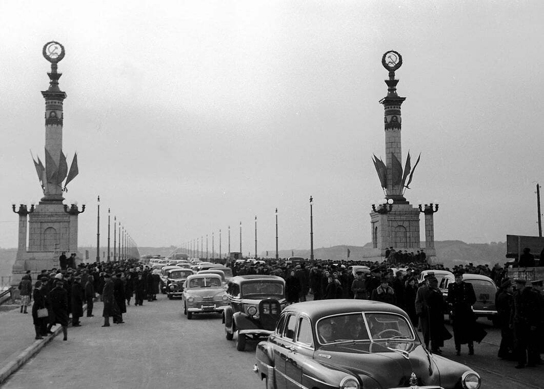 Первые автомобили на мосту Патона.