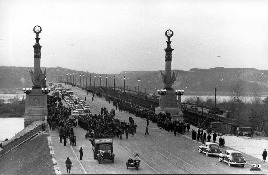 Краєвид на міст із боку Русанівки.