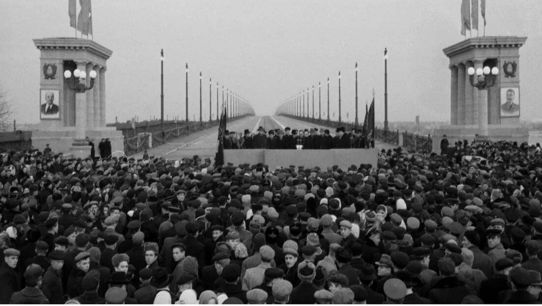 Праздничный митинг во время открытия движения авто на мосту.