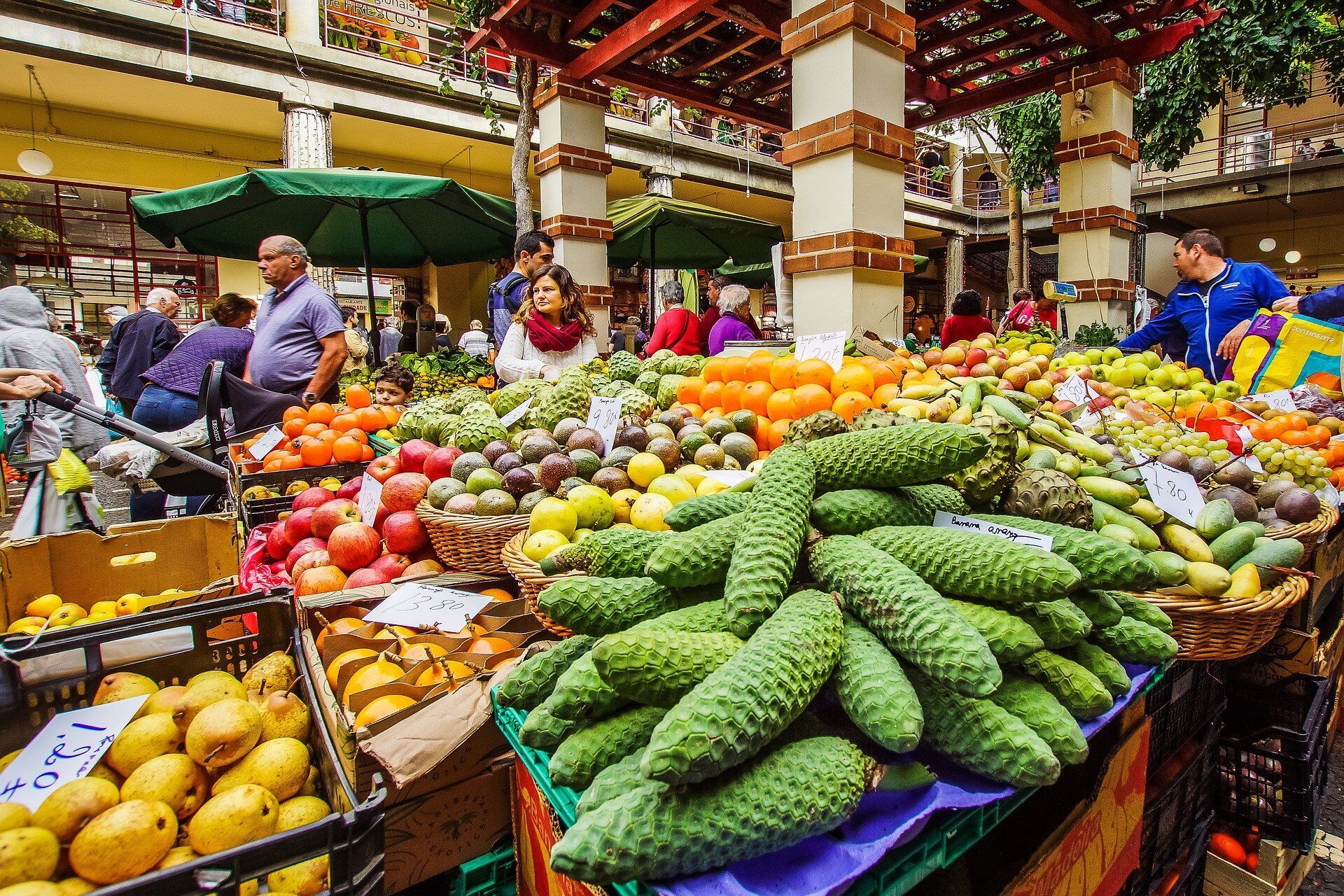 На Мадейре продается много фруктов.