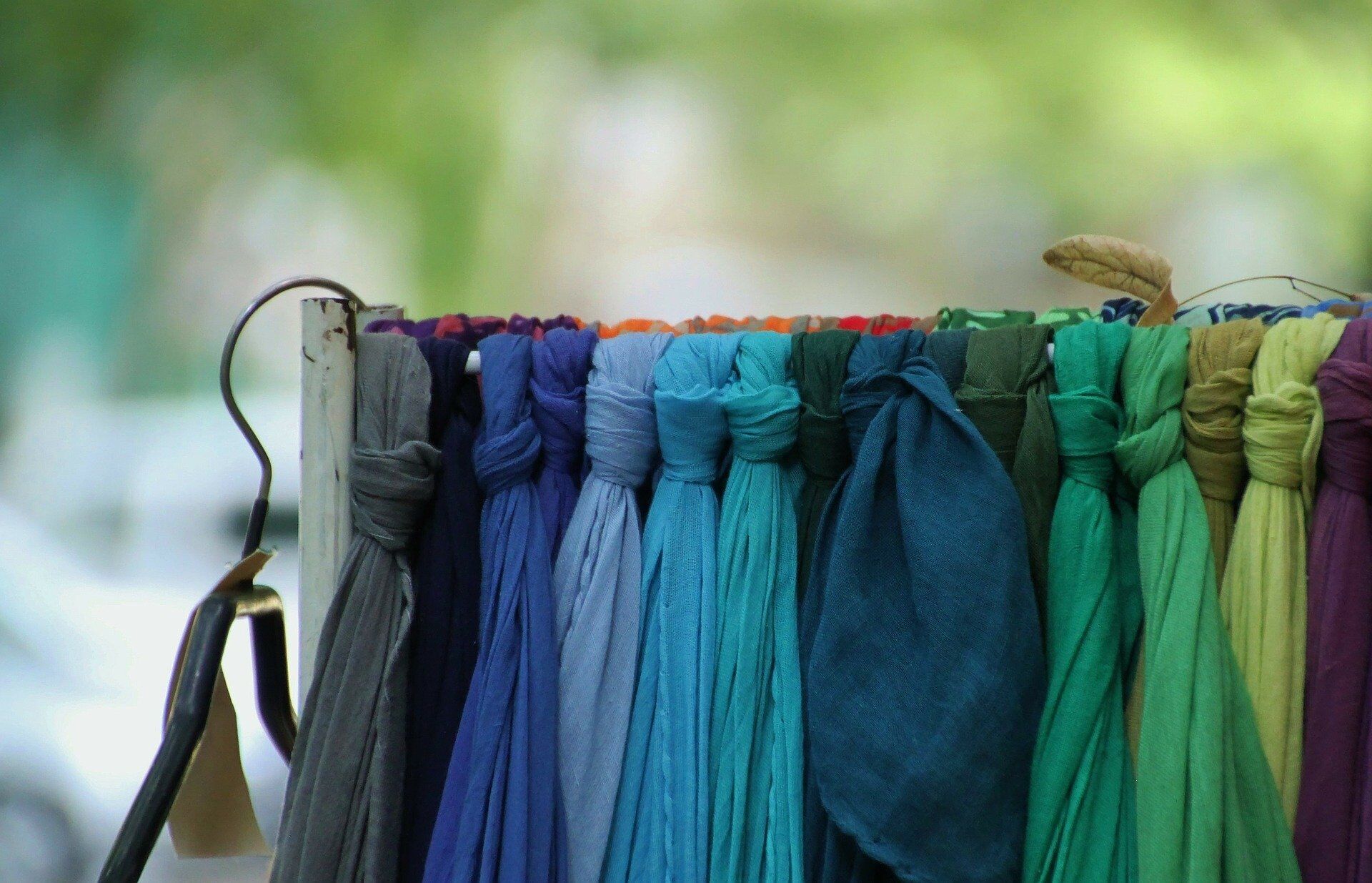 В гардеробе женщины должны быть шарфы разного стиля.