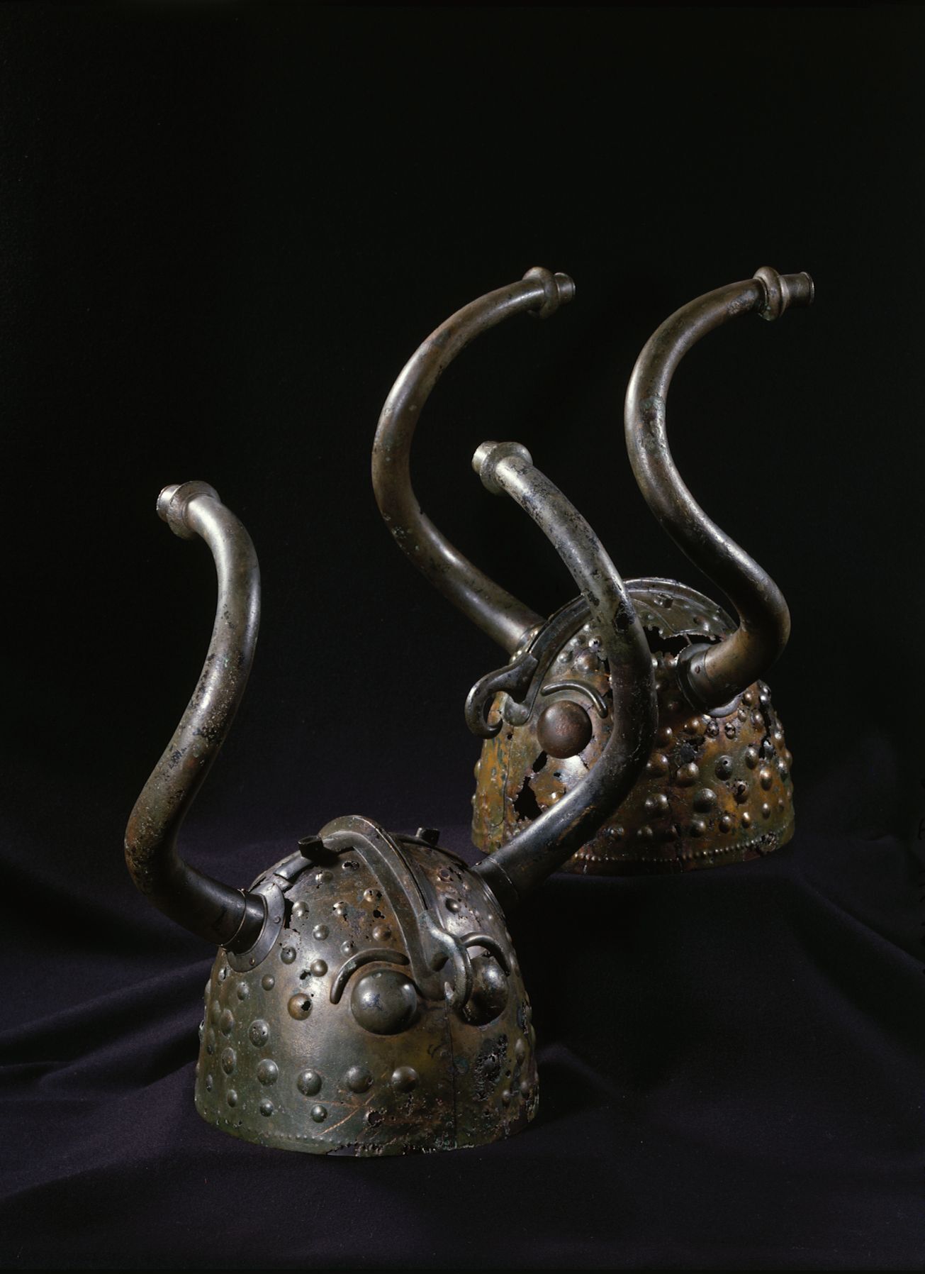 Бронзовые "рогатые" шлемы, обнаруженные в торфяном болоте возле датского городка Вексо