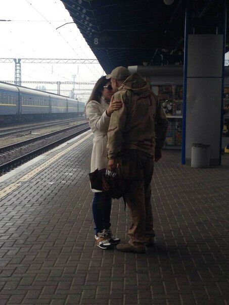Злата Огневич со своим любимым на вокзале