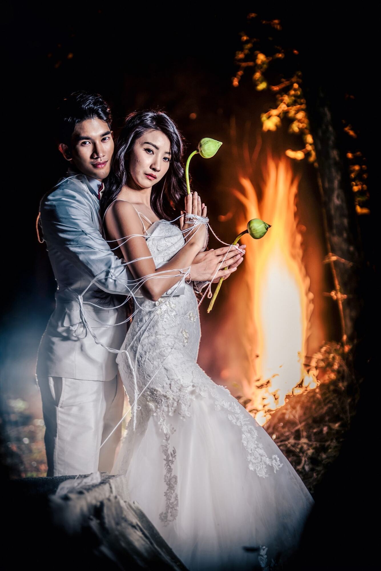 Пара з Таїланду влаштувала весільну фотосесію в труні й зімітувала кремацію: їм пригрозили прокляттям
