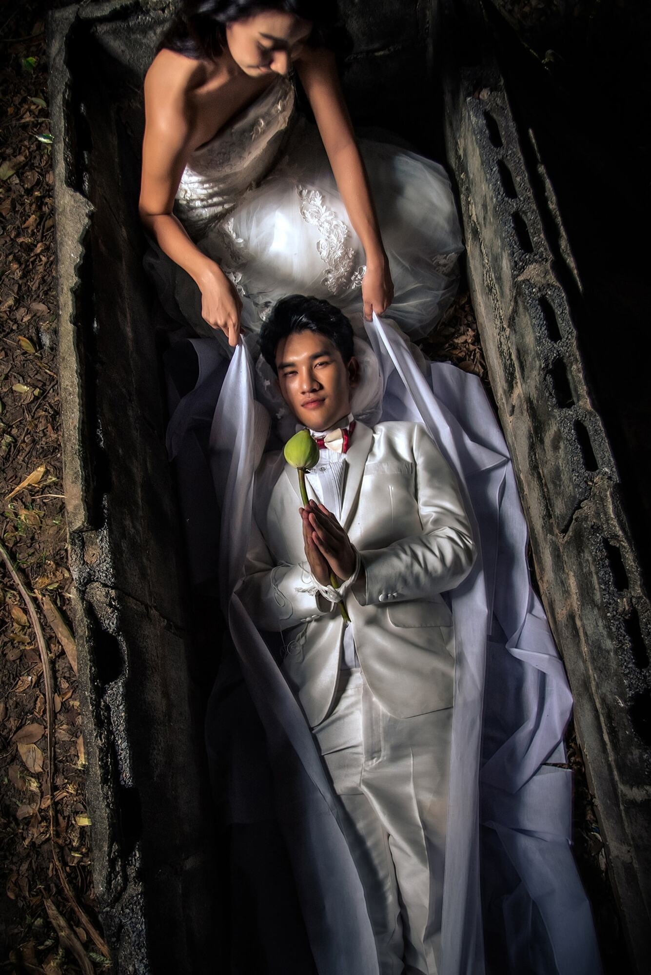 Пара из Таиланда устроила свадебную фотосессию в гробу и сымитировала кремацию: им пригрозили проклятием