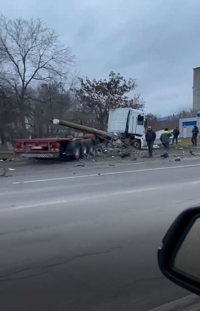 Фура врезалась в опору