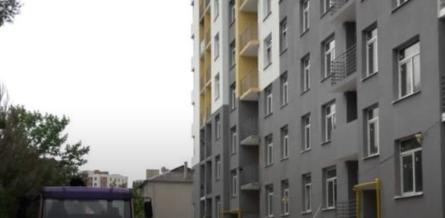В Тернополе из окна многоэтажки выпала девушка: медики уже не смогли ей помочь