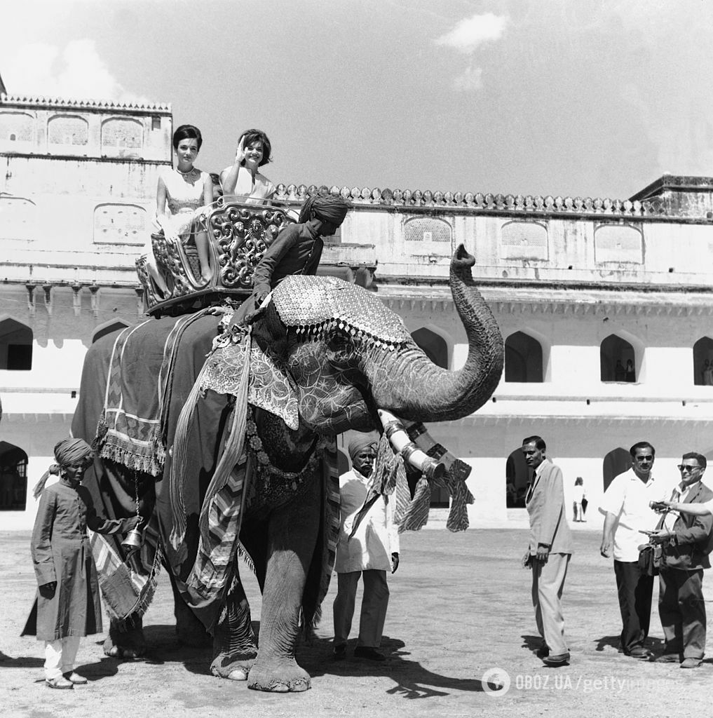Кэролайн Радзивилл со своей сестрой Жаклин Кеннеди отдыхают в Индии.