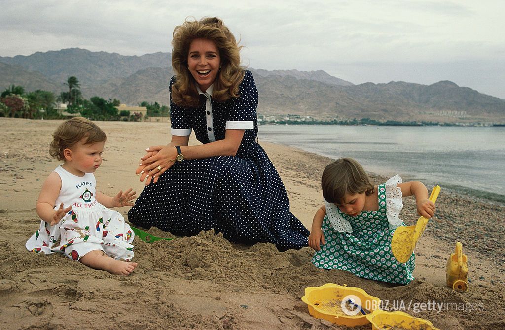 Лиза Халаби вместе с детьми на отдыхе в Акабе.