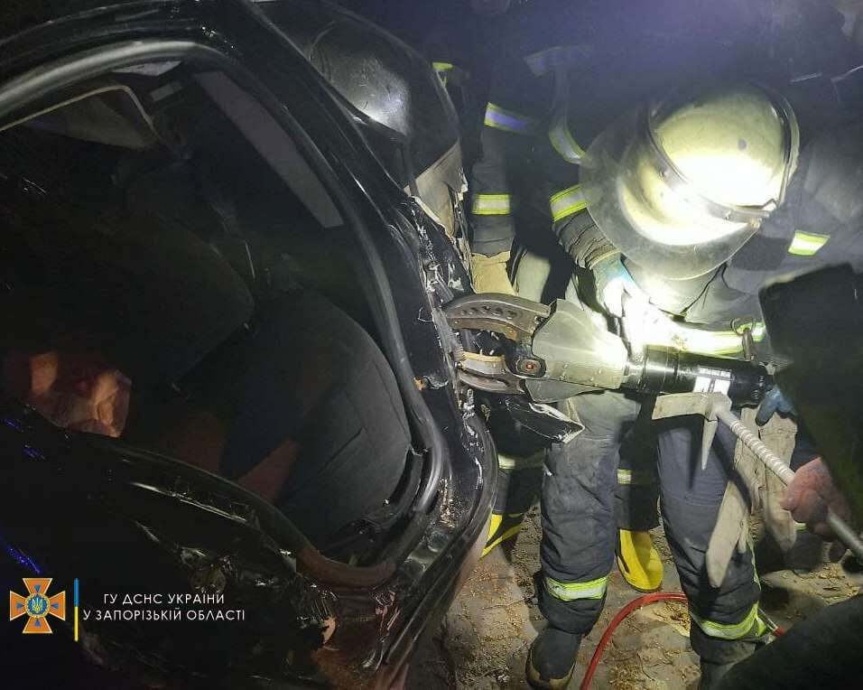 Рятувальники за допомогою аварійно-рятувального обладнання деблокували тіла загиблих