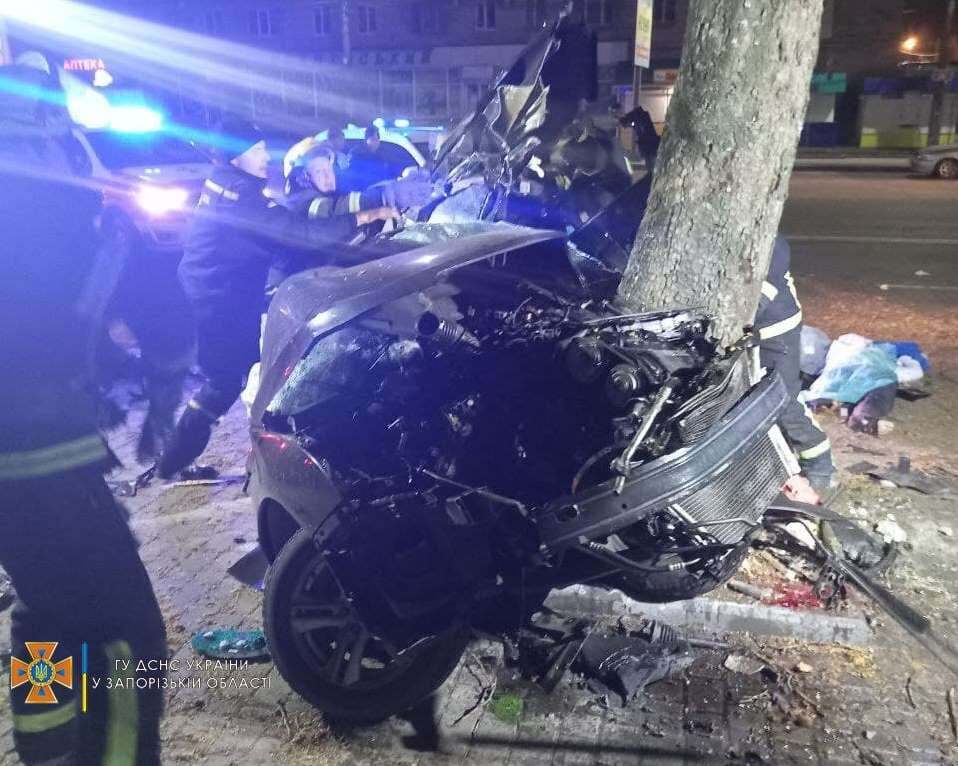 В Мелитополе машину разорвало на части в ДТП, погибли два человека. Фото и видео