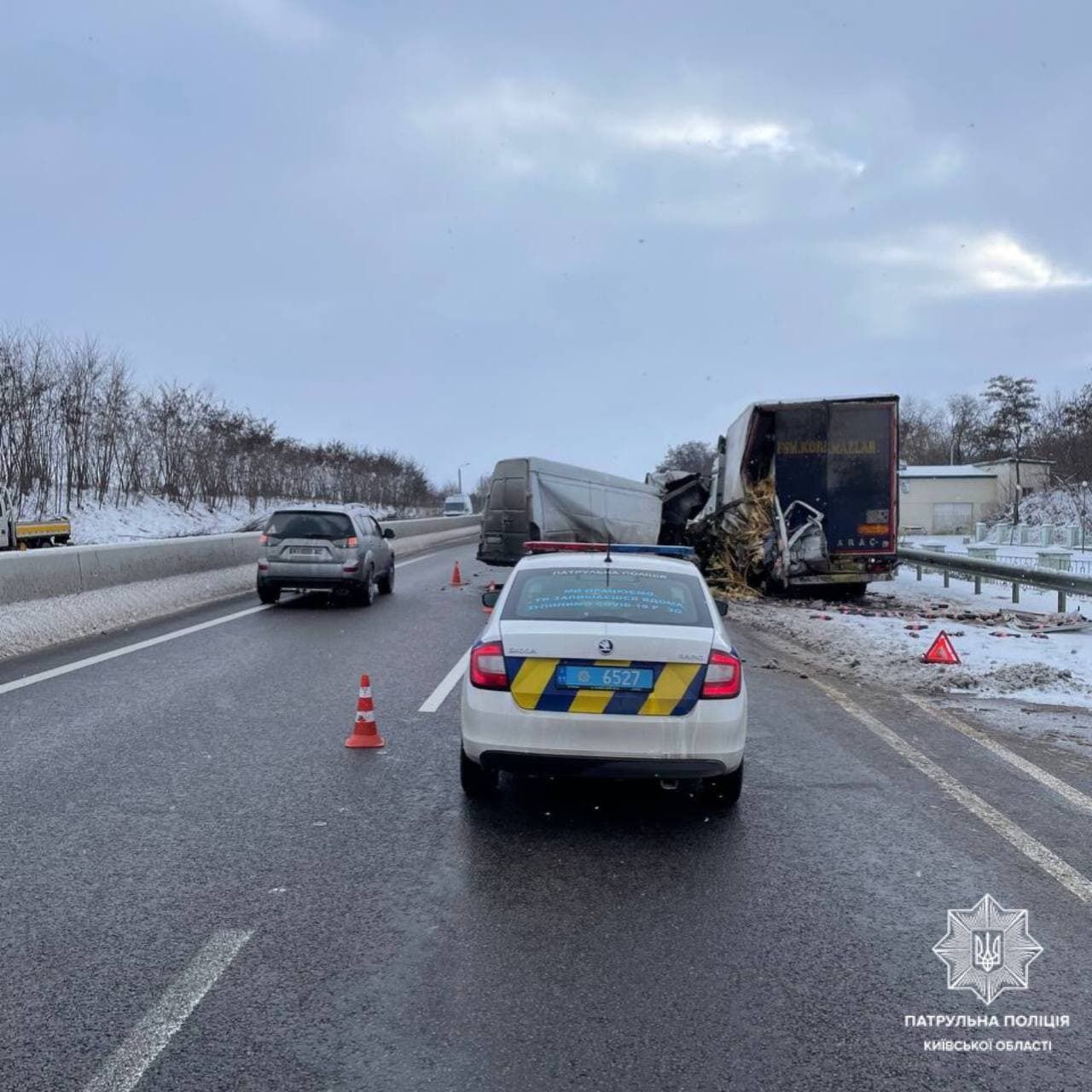 Внаслідок ДТП постраждав водій однієї з вантажівок.