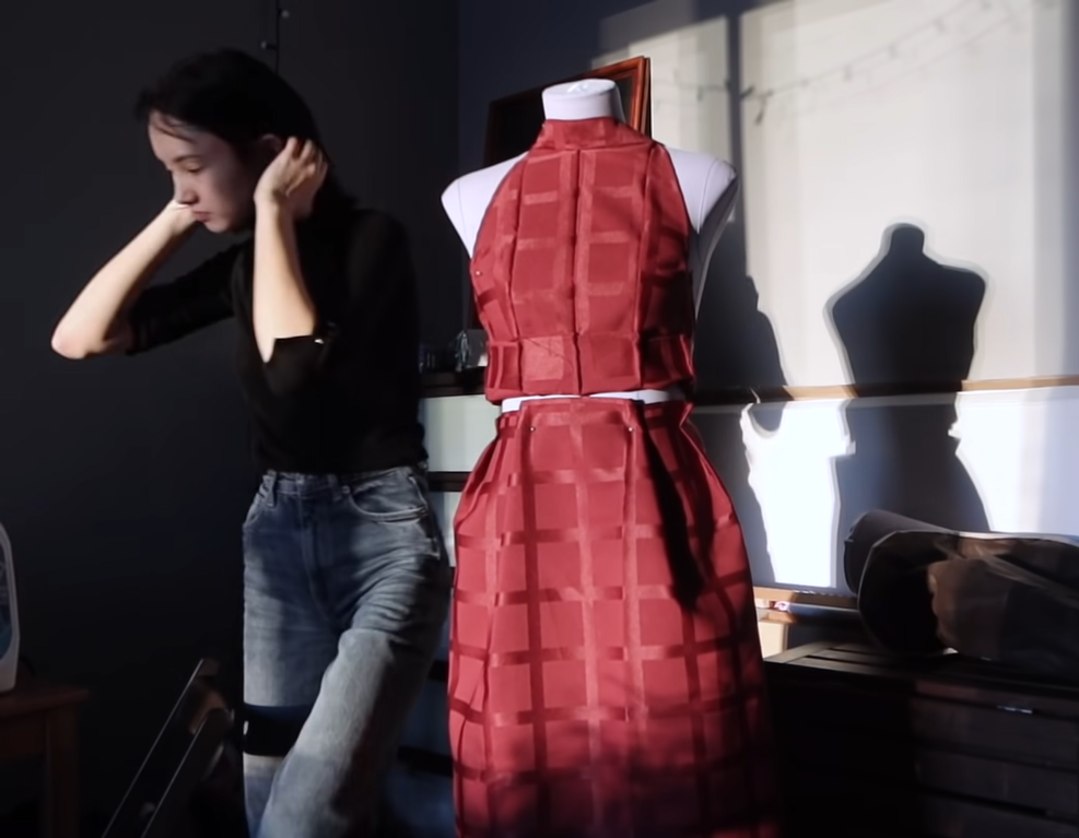 Из двух частей – юбки и топа Карамбейби сшила цельное платье