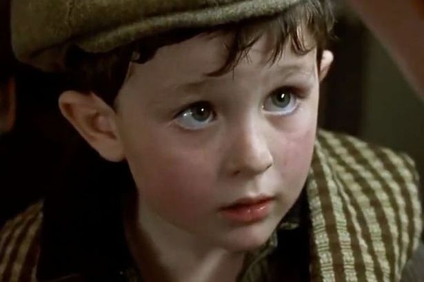 Ріс Томпсон у 1997 році в ролі п'ятирічного ірландського хлопчика
