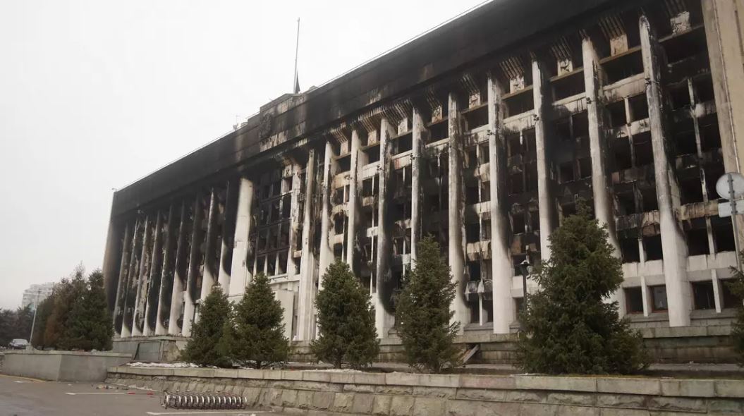 Здание акимата в Алматы полностью выгорело