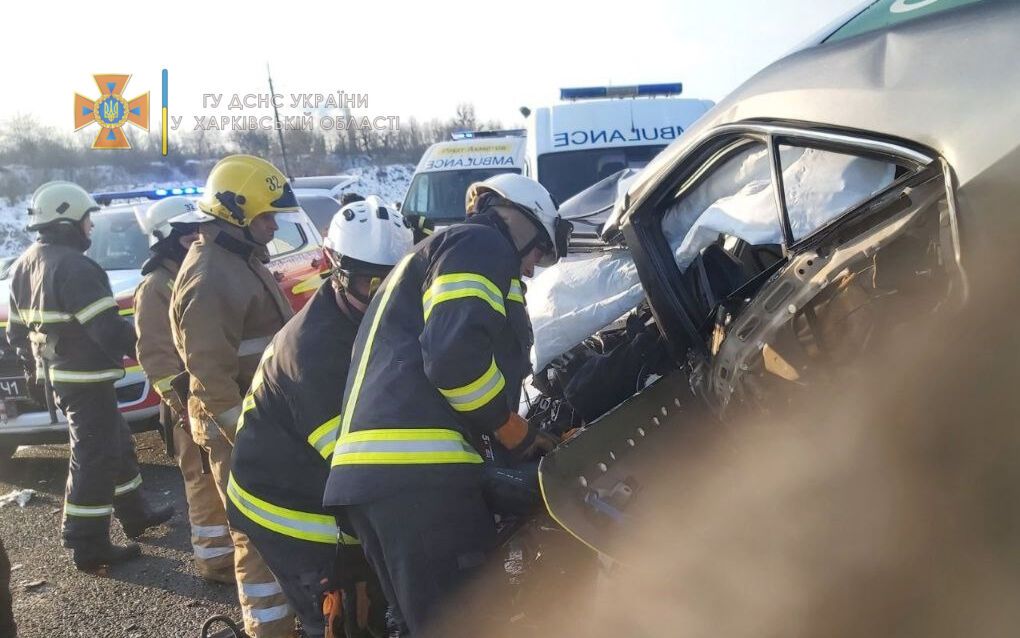 Спасатели достали тела погибших из автомобилей