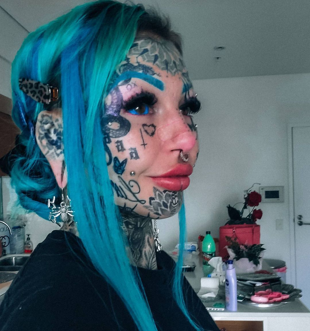 Модель с 600 тату и синими волосами рассказала, чем зарабатывает на жизнь