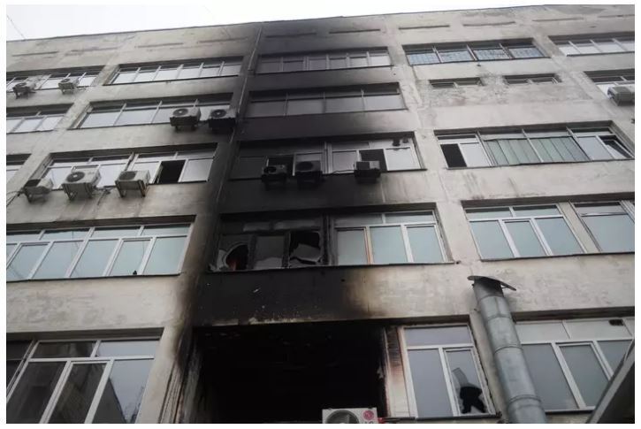 В результате протестов пострадали множество зданий в Алматы