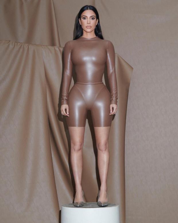 Ким в шоколадном костюме