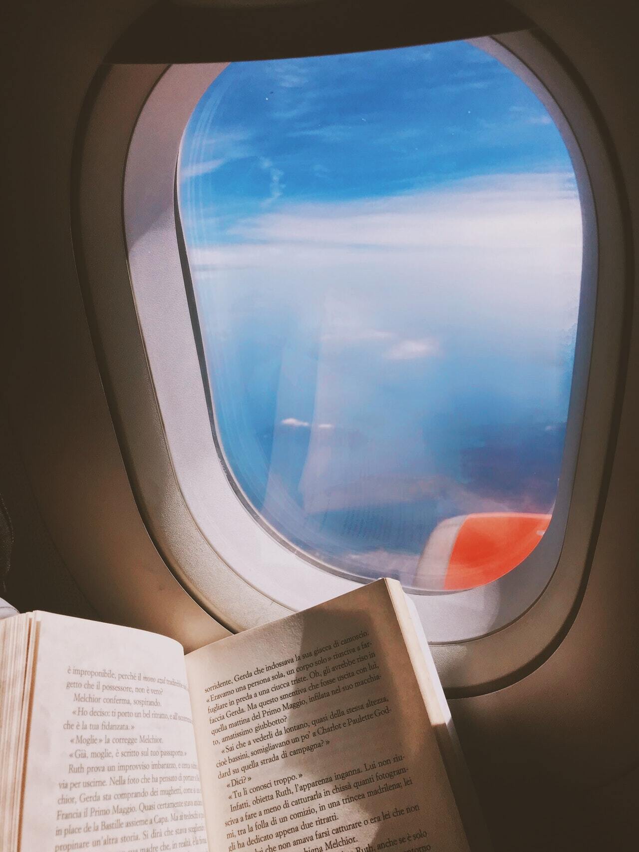 Книга в літаку