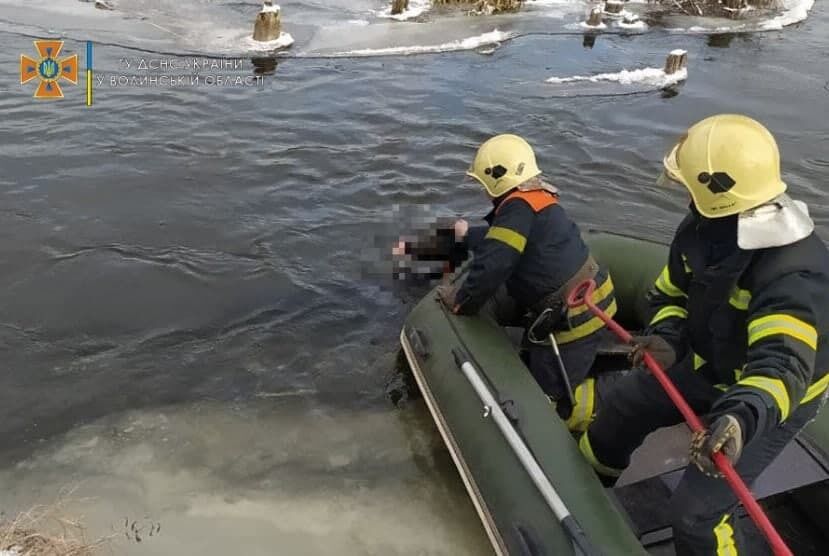 Ребенка подняли из воды 12 января