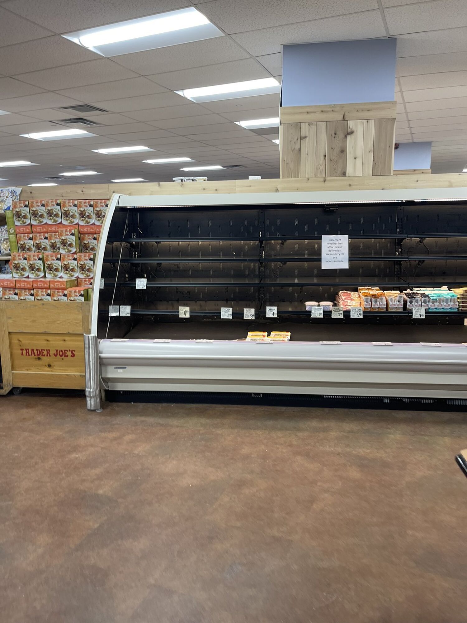 Полки в американских супермаркетах пустуют