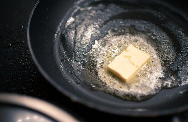 Яичницу следует жарить на хорошо разогретой сковороде со сливочным маслом