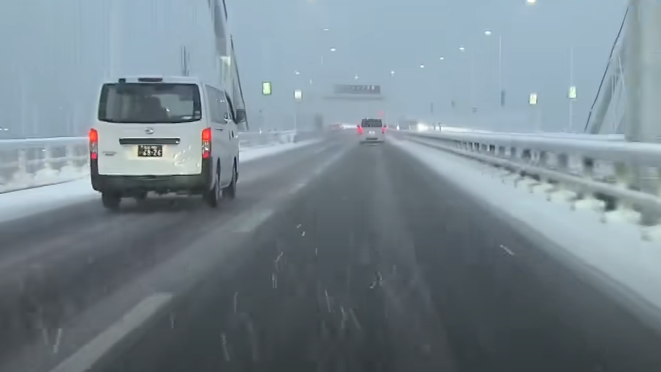 Снегопады могут осложнить движение на дорогах.