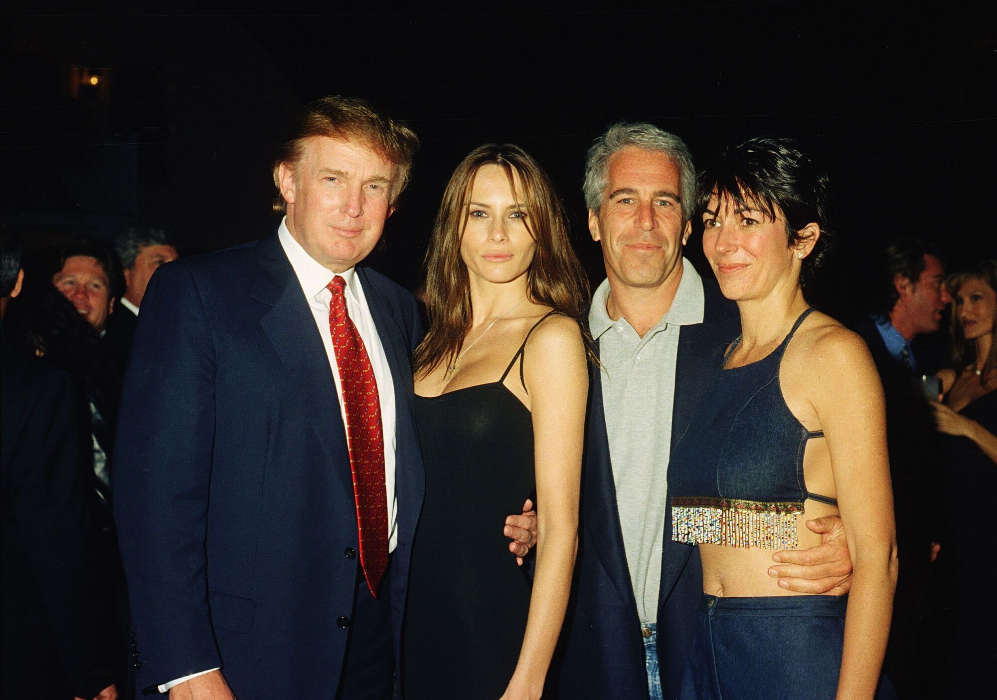 Дональд Трамп и его девушка (будущая жена), бывшая модель Мелания, финансист (и будущий осужденный за сексуальные преступления) Джеффри Эпштейн и британская светская львица Гислен Максвелл позируют вместе в клубе Mar-a-Lago
