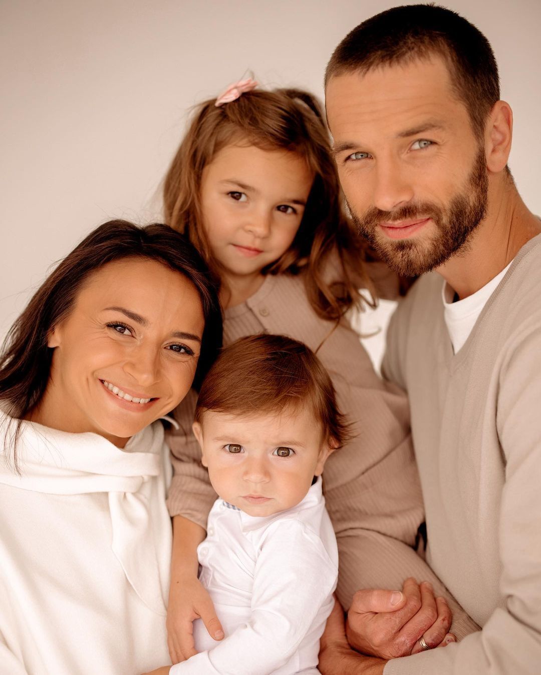 Илона Гвоздева с мужем и детьми