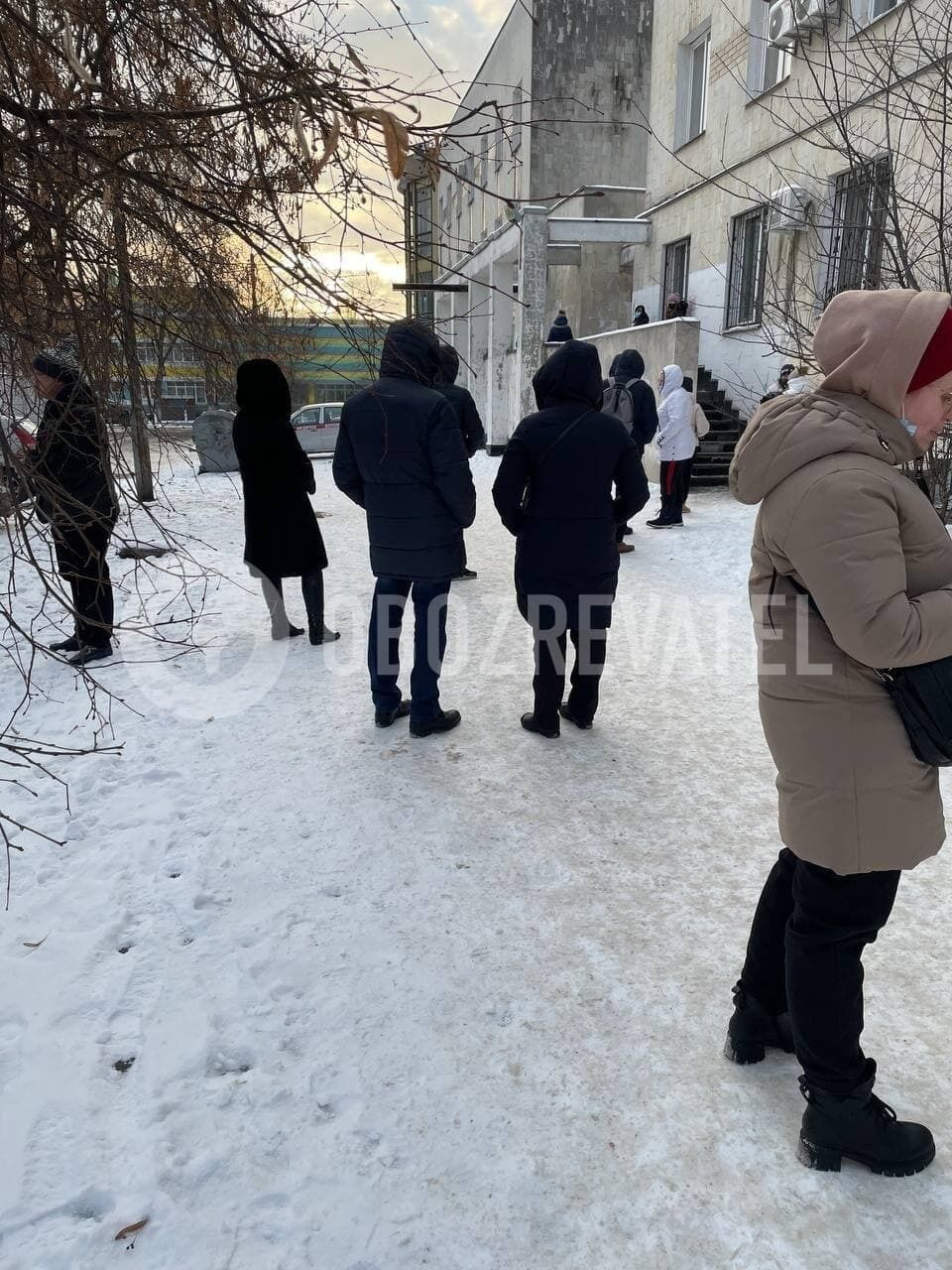 Люди стояли в очереди на сильном морозе.