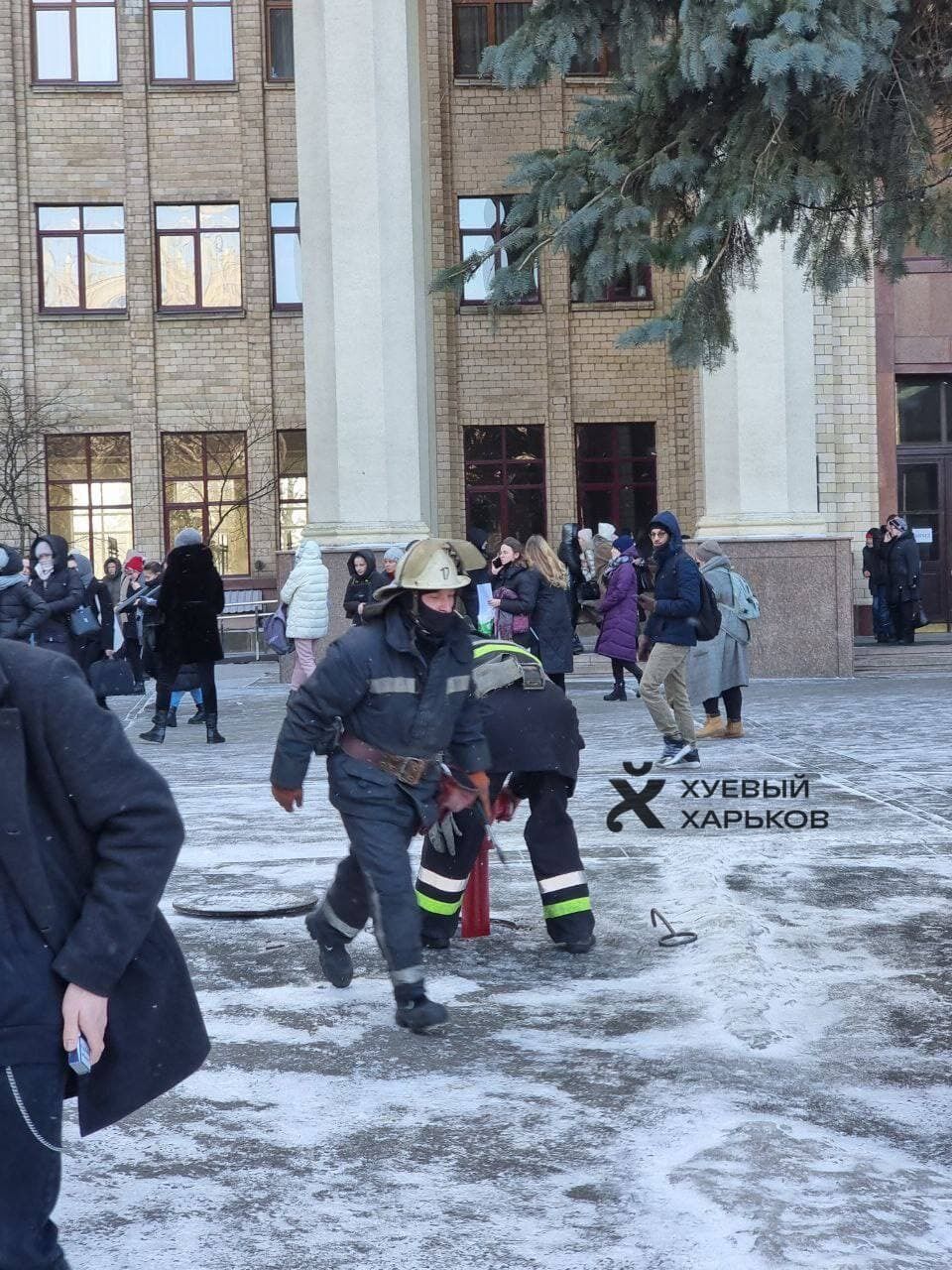 На место инцидента прибыли спасатели в повышенном составе