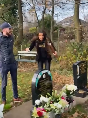 Самым трогательным моментом видео стал взгляд дочери на могилу мамы.
