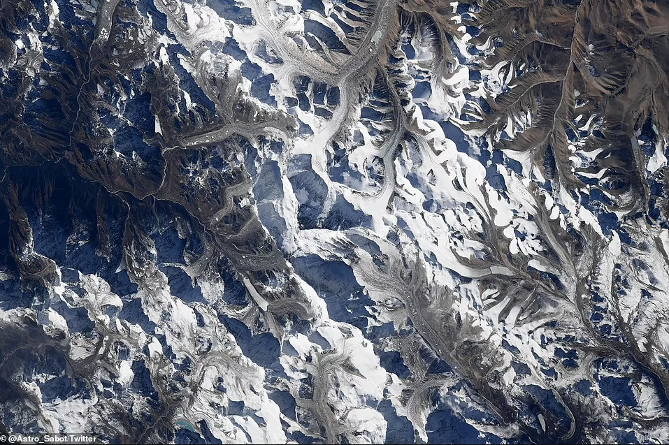 Знімок астронавта Марка Ванде Хей гори Еверест із борта МКС