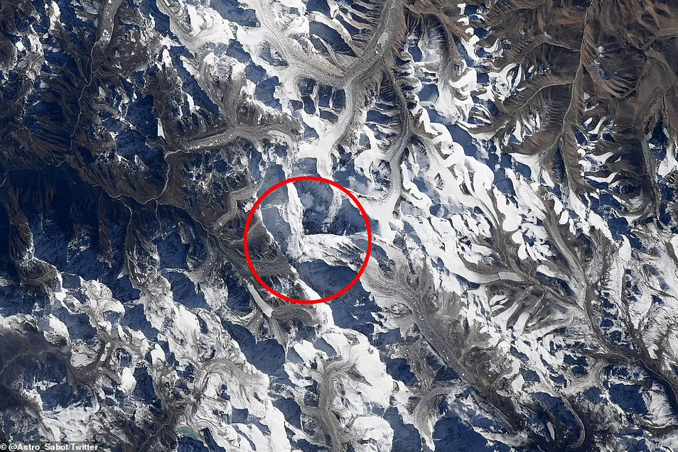 Гималаи с борта МКС – гора Эверест обозначена красным кружочком
