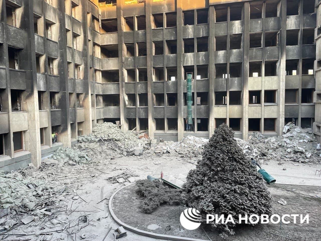 Здание мэрии Алматы после погромов.