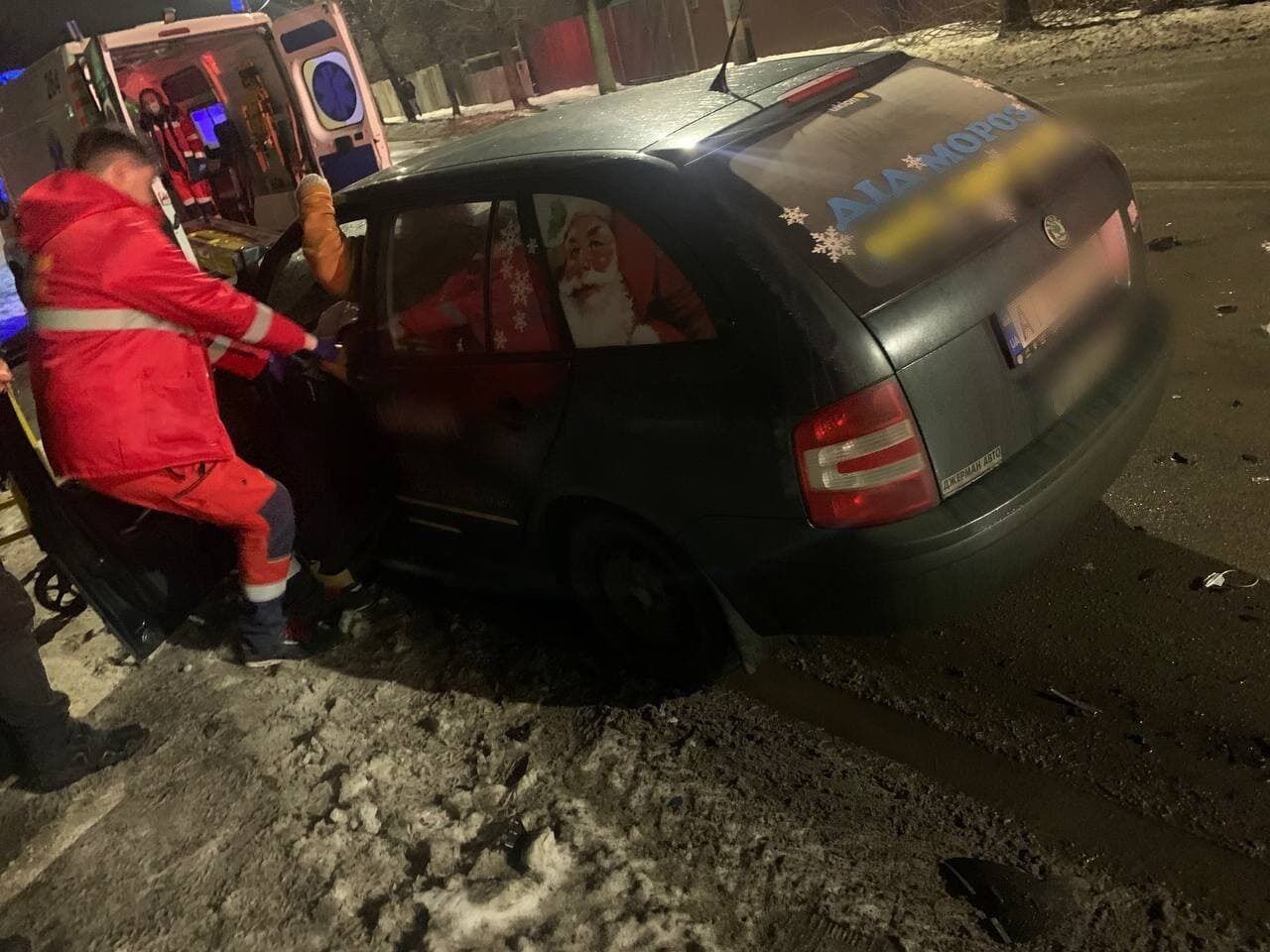 За рулем легковушки оказался мужчина в костюме Деда Мороза.