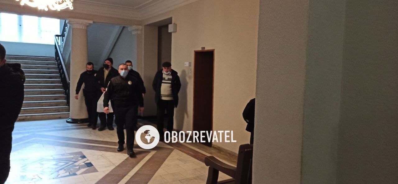 Захаренко доставили в здание суда под конвоем