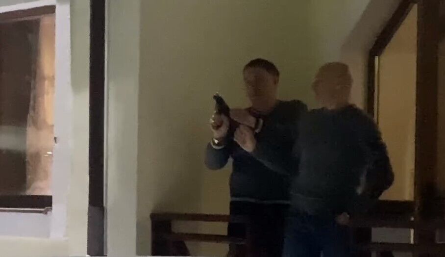 Двое мужчин пытались перезарядить пистолет