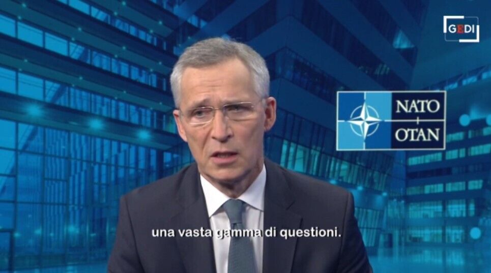 Столтенберг заявил, что у границ Украины находятся десятки тысяч российских солдат и тяжелая техника