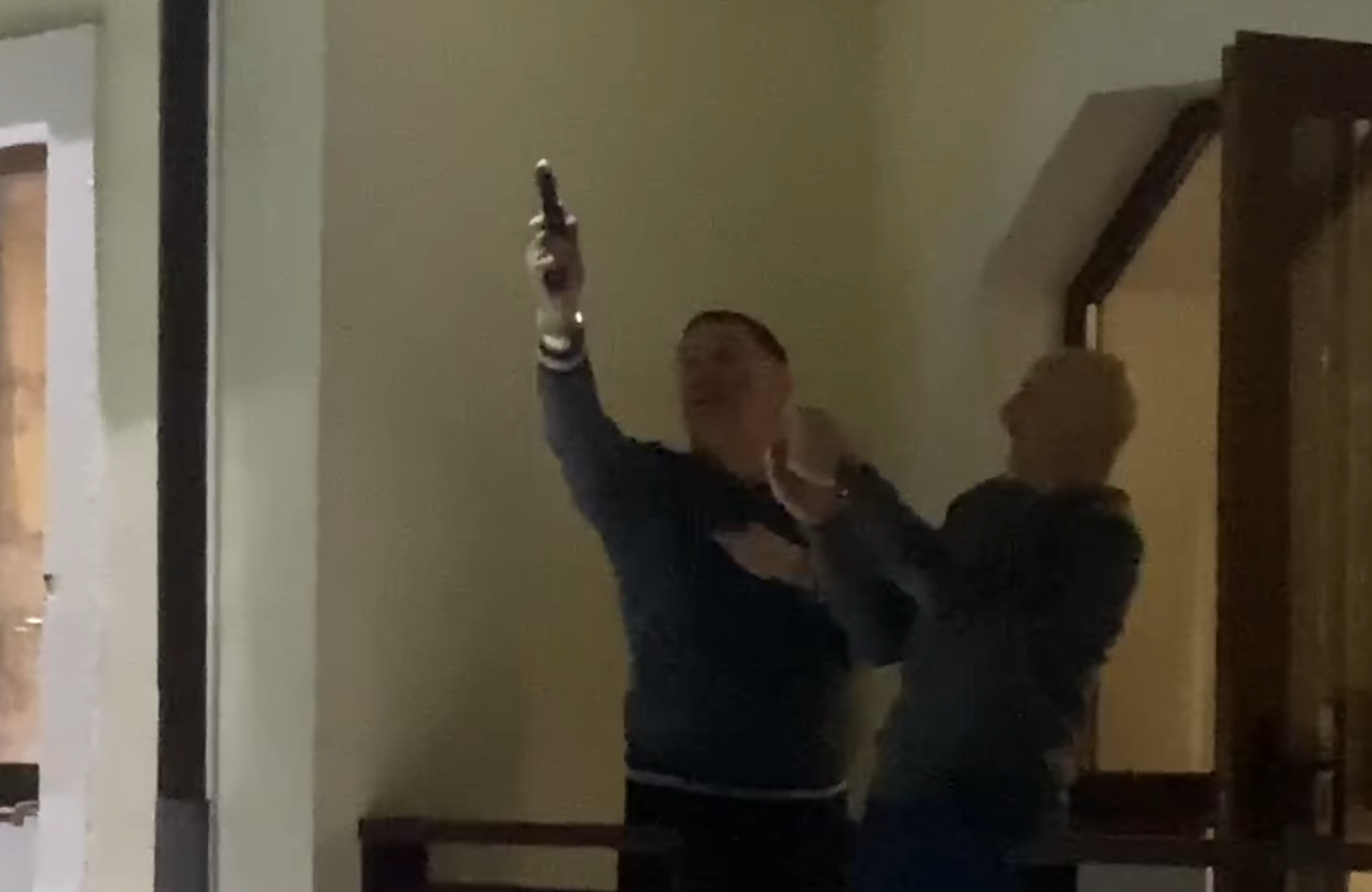 В Буковеле пьяные туристы устроили стрельбу возле отеля и угрожали другим расправой, фото 2