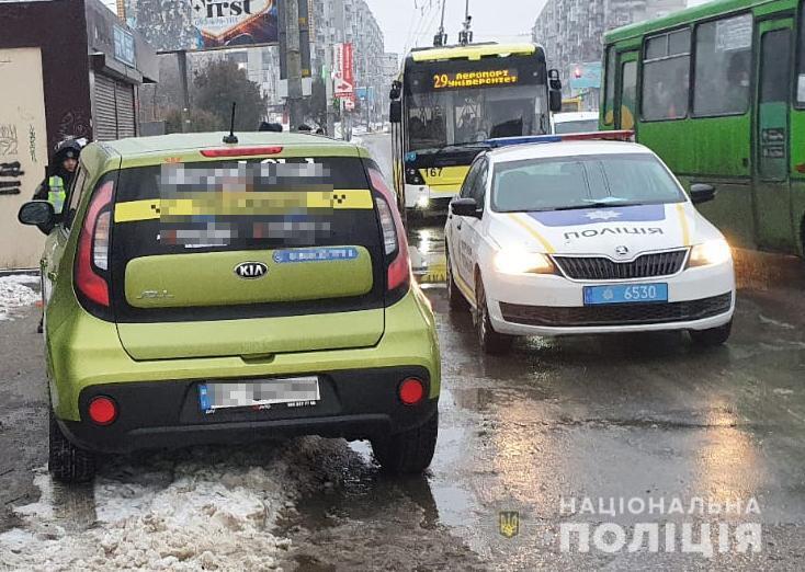 Во Львове за рулем авто умер таксист: машина выехала на встречку и тротуар, фото 2