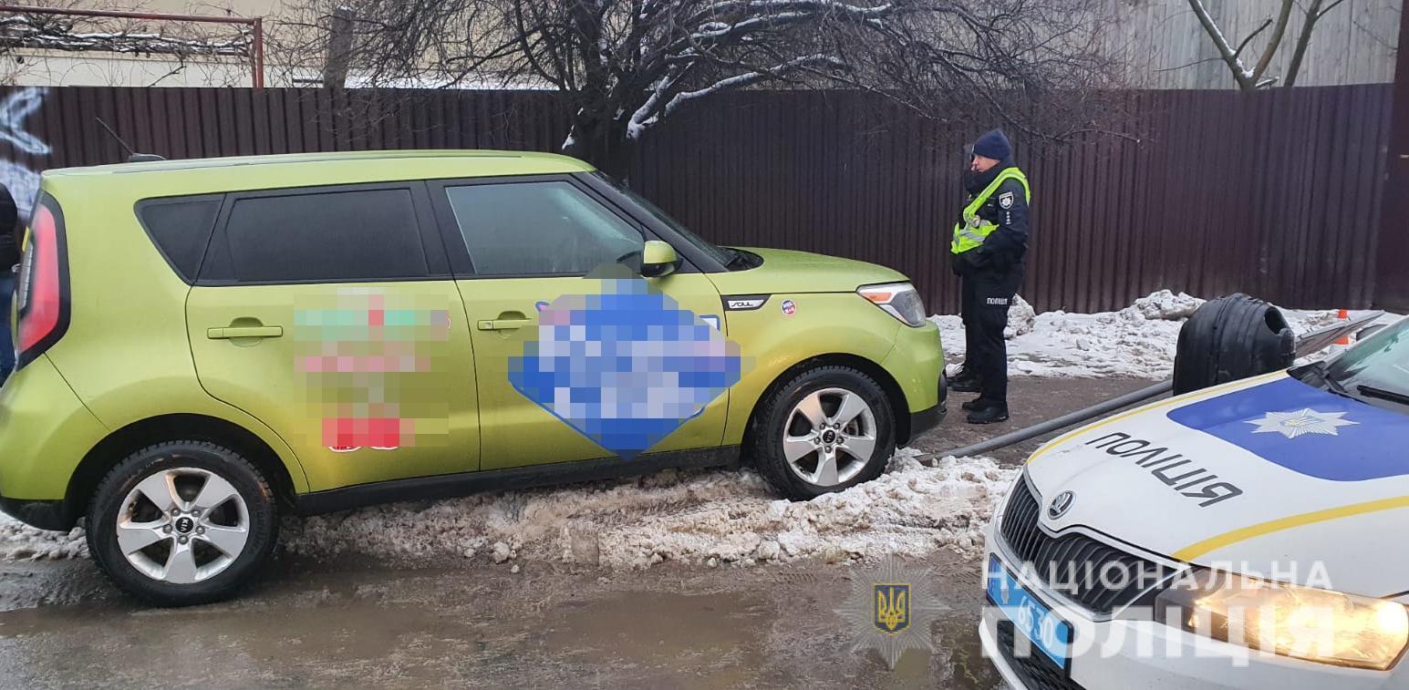 Во Львове за рулем авто умер таксист: машина выехала на встречку и тротуар