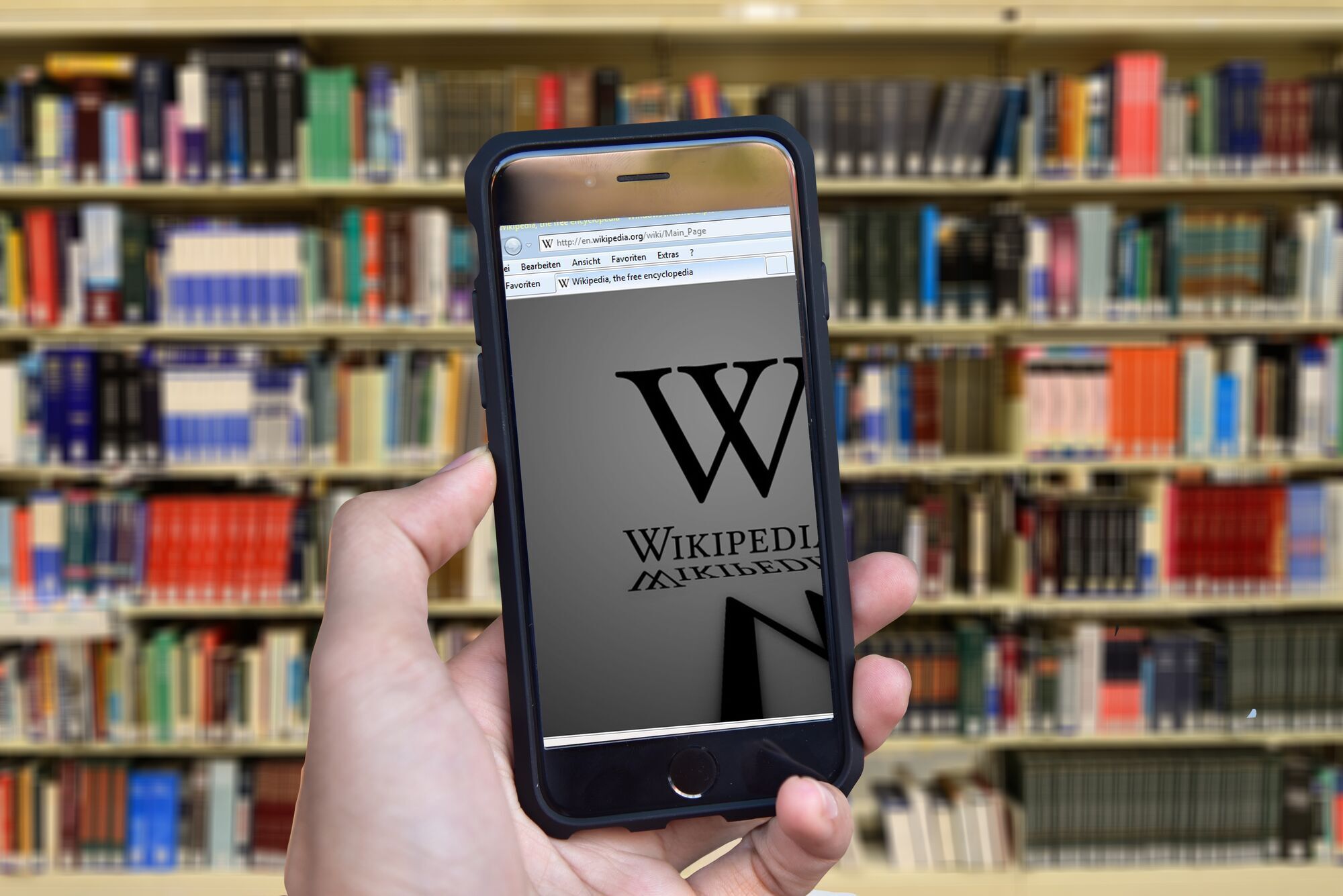 "Википедия" считается самым крупным и самым популярным интернет-справочником
