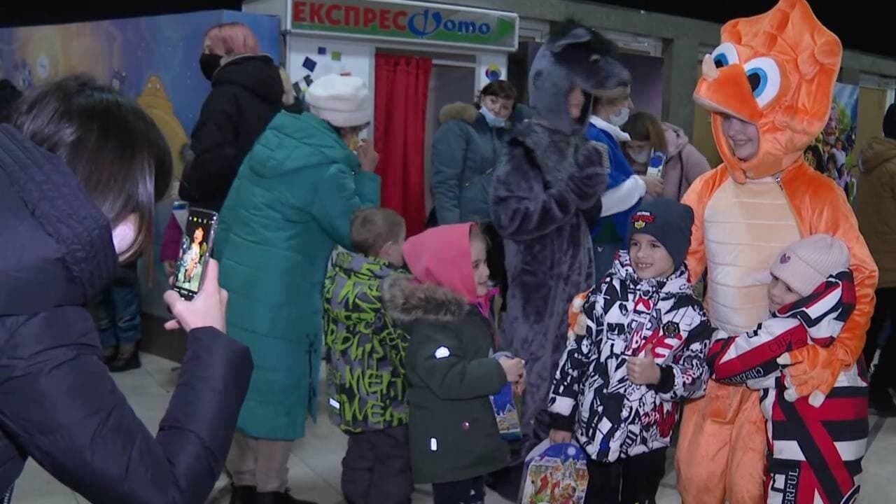 Для детей защитников Украины в Киеве устроили бесплатные показы фильма "Мой дедушка - Дед Мороз"