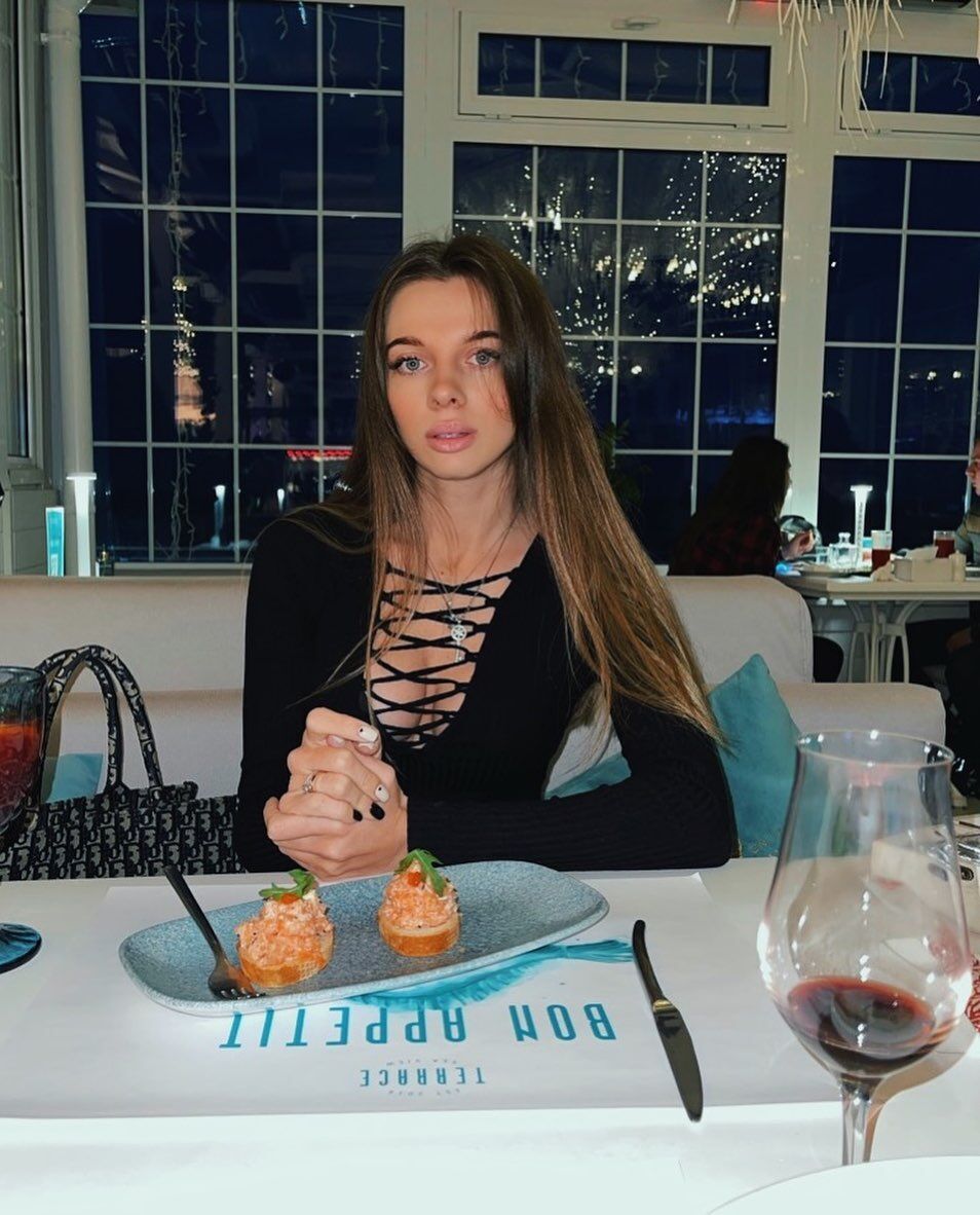 Виктория Данченко в кафе