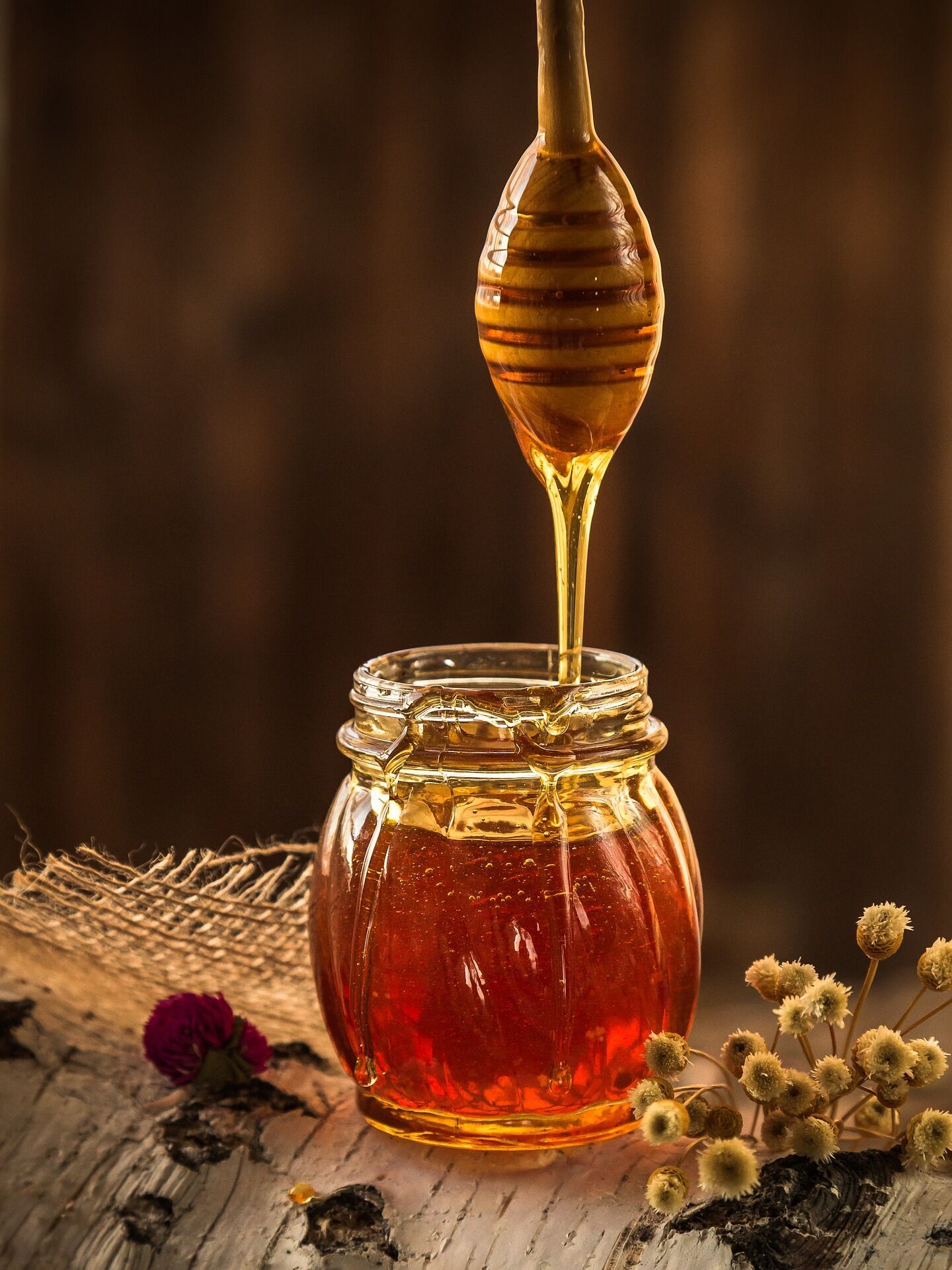 Мед містить велику кількість цукру.