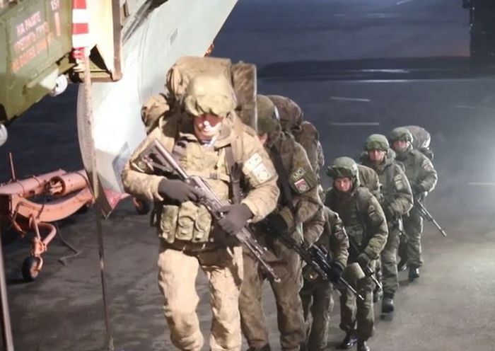 Российские десантники в аэропорту Алматы.